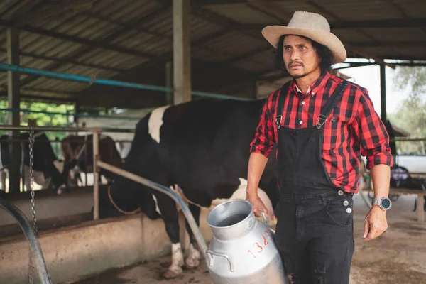 Agricultor Carregando Barril Leite Passa Pelo Galpão Leiteiro Fazenda Vacas — Fotografia de Stock