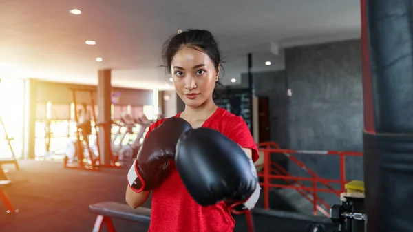 Mulheres Bonitas Asiático Boxer Feliz Divertido Fitness Boxe Perfurando Saco — Fotografia de Stock