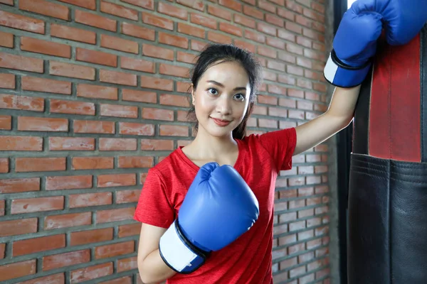 Güzel Asyalı Kadın Boksör Mutlu Eğlenceli Fitness Boks Boks Eldiveni — Stok fotoğraf