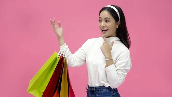 Feliz Joven Mujer Sonriendo Mantener Bolsas Compras Tarjeta Crédito Mientras — Foto de Stock