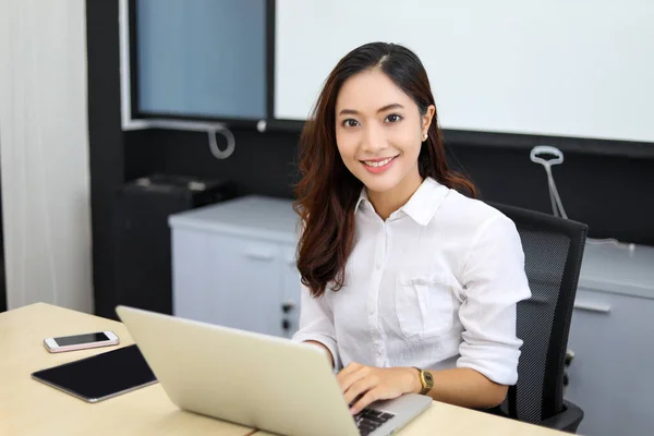 Asiatische Geschäftsfrau Lächelt Und Benutzt Ihren Laptop Für Die Arbeit — Stockfoto
