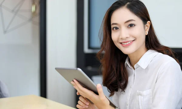 Lächelnde Asiatische Geschäftsfrau Nutzt Tablet Für Arbeit Und Internetrecherche Ihrem — Stockfoto