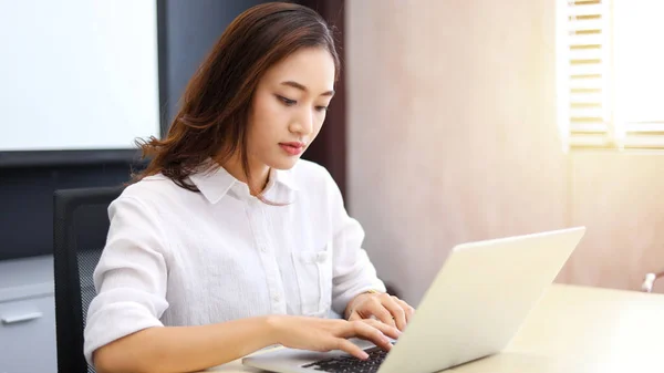 Asiatico Businesswoman Utilizzando Laptop Lavoro Fare Internet Ricerca Nel Suo — Foto Stock