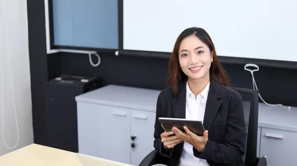 Lächelnde Asiatische Geschäftsfrau Nutzt Tablet Für Die Arbeit Und Nettes — Stockfoto