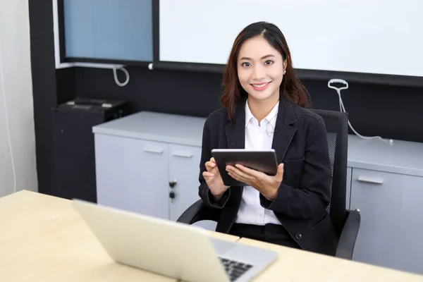 Glimlachen Aziatische Zakenvrouw Met Behulp Van Tablet Voor Werk Schattig — Stockfoto