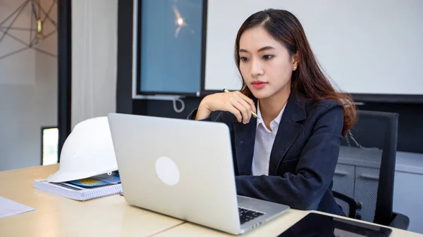 Asiatisk Affärskvinna Som Använder Bärbar Dator För Arbete Och Gör — Stockfoto