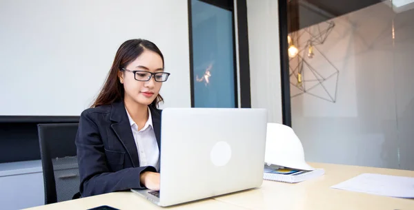 Asiatisk Affärskvinna Som Använder Bärbar Dator För Arbete Och Gör — Stockfoto