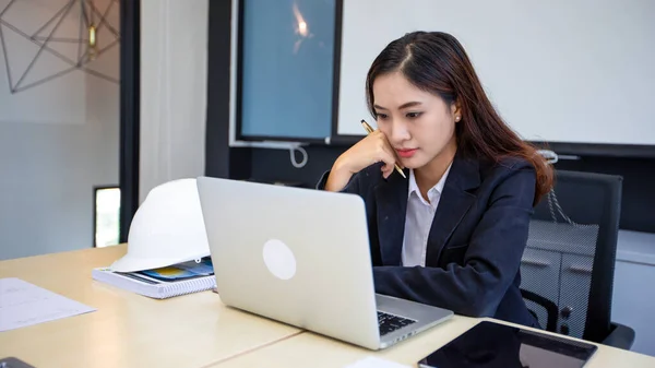 Asiatisk Affärskvinna Som Använder Bärbar Dator För Arbete Och Gör — Stockfoto