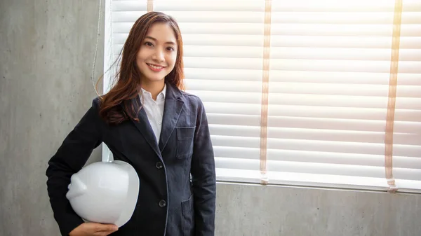 Professionele Aziatische Vrouwelijke Ingenieur Staande Vol Vertrouwen Glimlachen Het Kantoor — Stockfoto