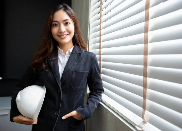 Professionele Aziatische Vrouwelijke Ingenieur Staande Vol Vertrouwen Glimlachen Het Kantoor — Stockfoto