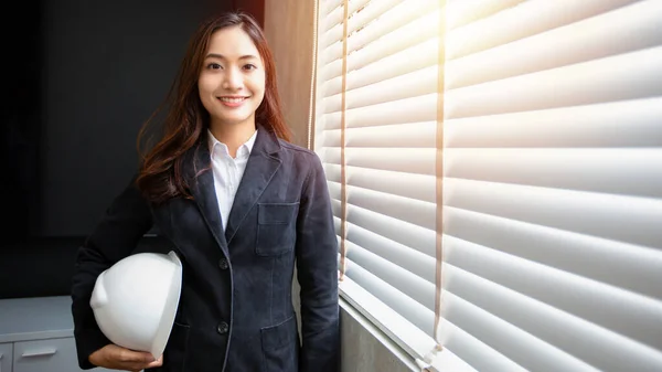 Professionelle Asiatische Ingenieurin Steht Selbstbewusst Lächelnd Büro — Stockfoto