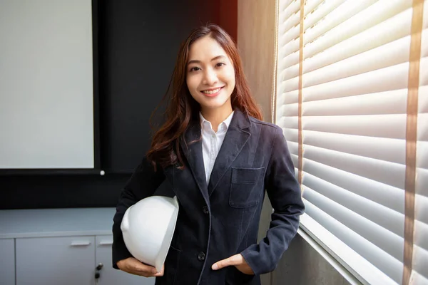 Professionelle Asiatische Ingenieurin Steht Selbstbewusst Lächelnd Büro — Stockfoto
