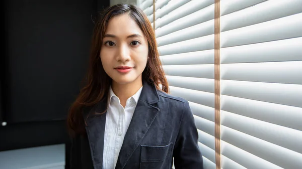 Επαγγελματίας Ασιάτισσα Επιχειρηματίας Στέκεται Αυτοπεποίθηση Χαμογελώντας Στο Γραφείο — Φωτογραφία Αρχείου