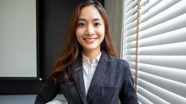 Professionell Asiatisk Affärskvinna Står Tryggt Leende Kontoret — Stockfoto