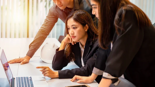 Profesional Asiático Empresario Ingeniero Reunión Intercambio Ideas Para Nuevos Proyectos — Foto de Stock