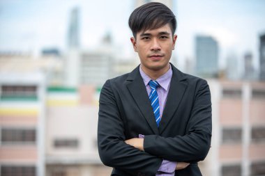  İş adamı ofisin dışında mutlu bir şekilde güler ve güler.. 