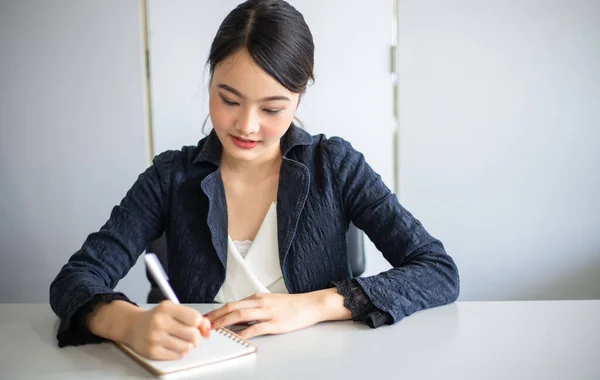 Asiatico Businesswoman Working Difficile Taking Meeting Notes Suo Desk Suo — Foto Stock