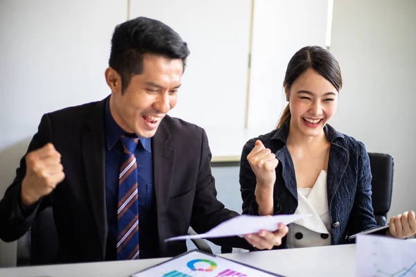 Hombres Mujeres Negocios Asiáticos Expresan Alegría Felicidad Exitoso Trabajo Sala — Foto de Stock