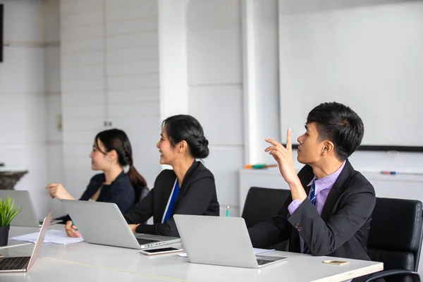 Empresarios Asiáticos Trabajando Compartiendo Ideas Sala Conferencias Empresa — Foto de Stock