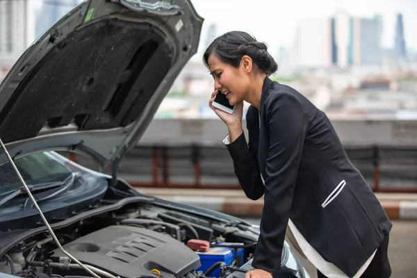 Una Mujer Negocios Está Pidiendo Ayuda Mientras Coche Rompe Lado — Foto de Stock