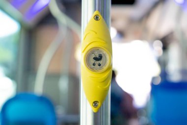 Zamora, Espaa - 27 de Junio de 2022 - Şehir otobüsündeki toplu taşıma şoförünü durdurmak için çağrı düğmeleri