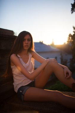 korkuluk üzerine oturan kadın