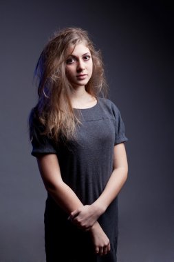 dağınık saçlı kız