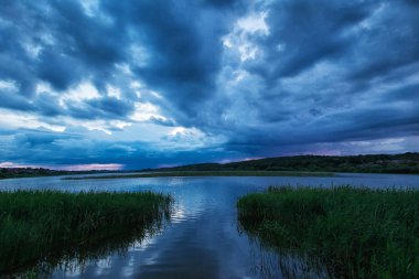 Nehrin üzerindeki bulutlar