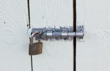 ahşap kapı asma kilit.