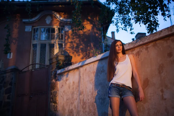 Model in de buurt van muur — Stockfoto