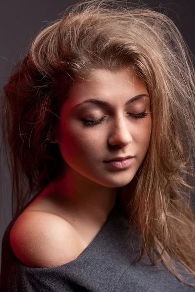Ung flicka med stökigt hår — Stockfoto