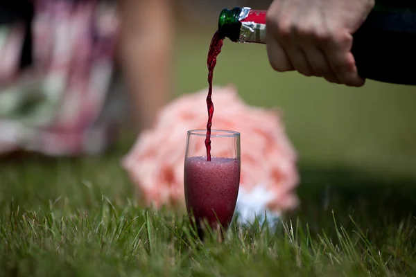 Red champagne in human hands — Stock Photo, Image