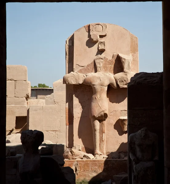 Estátua meio arruinada — Fotografia de Stock