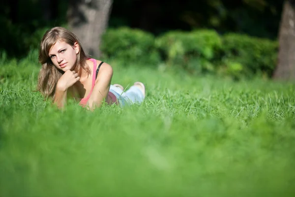 Fille sur l'herbe — Photo