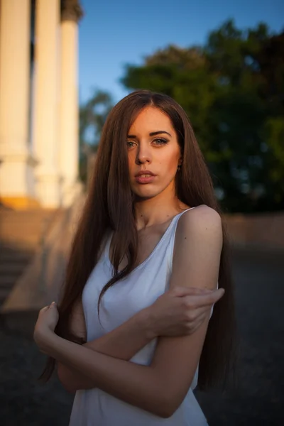 Mujer cerca del edificio —  Fotos de Stock