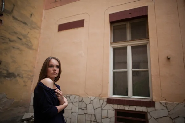 Mujer cerca del edificio — Foto de Stock