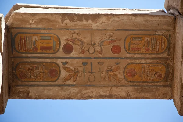 Tempel mit Hierogliphie — Stockfoto