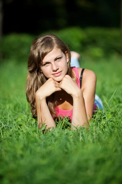 Fille sur l'herbe — Photo