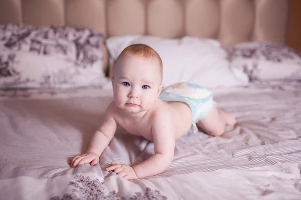 Ein Junge auf einem Bett — Stockfoto