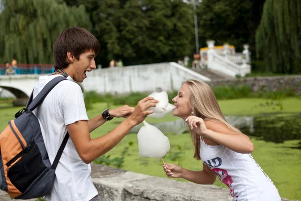 Casal se divertindo — Fotografia de Stock