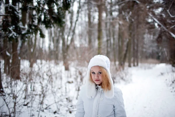 Flickan i skogen — Stockfoto