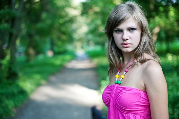 Jeune fille dans la forêt verte — Photo