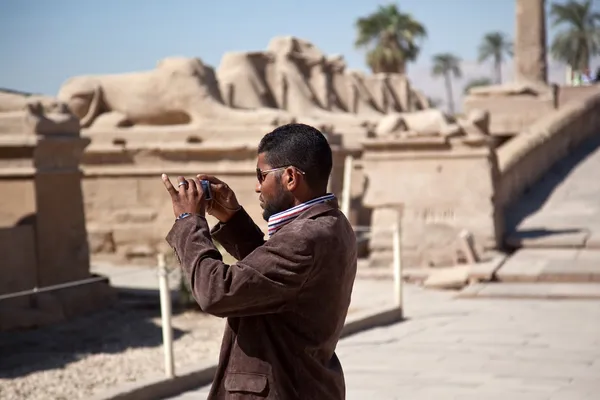 Tourist in der Nähe von antiken Statuen — Stockfoto