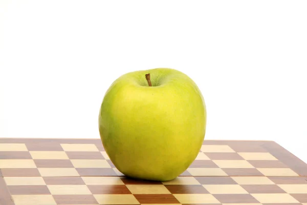 Apple op schaakbord — Stockfoto