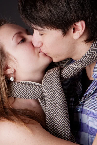 Поцелуи с парой — стоковое фото