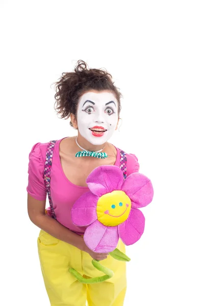 Девушка клоун держать цветок — стоковое фото