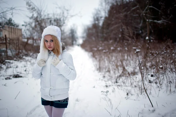 Girl outdoors in winter — Stock Photo, Image