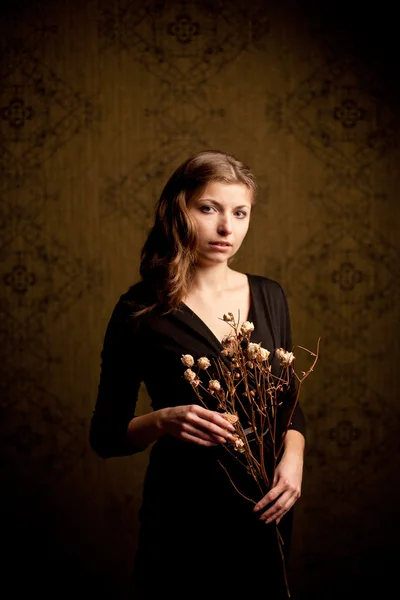 Menina com flores secas — Fotografia de Stock