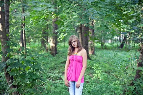 Giovane ragazza nel parco — Foto Stock