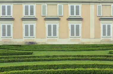 Bina yakınındaki çim windows ile duvar